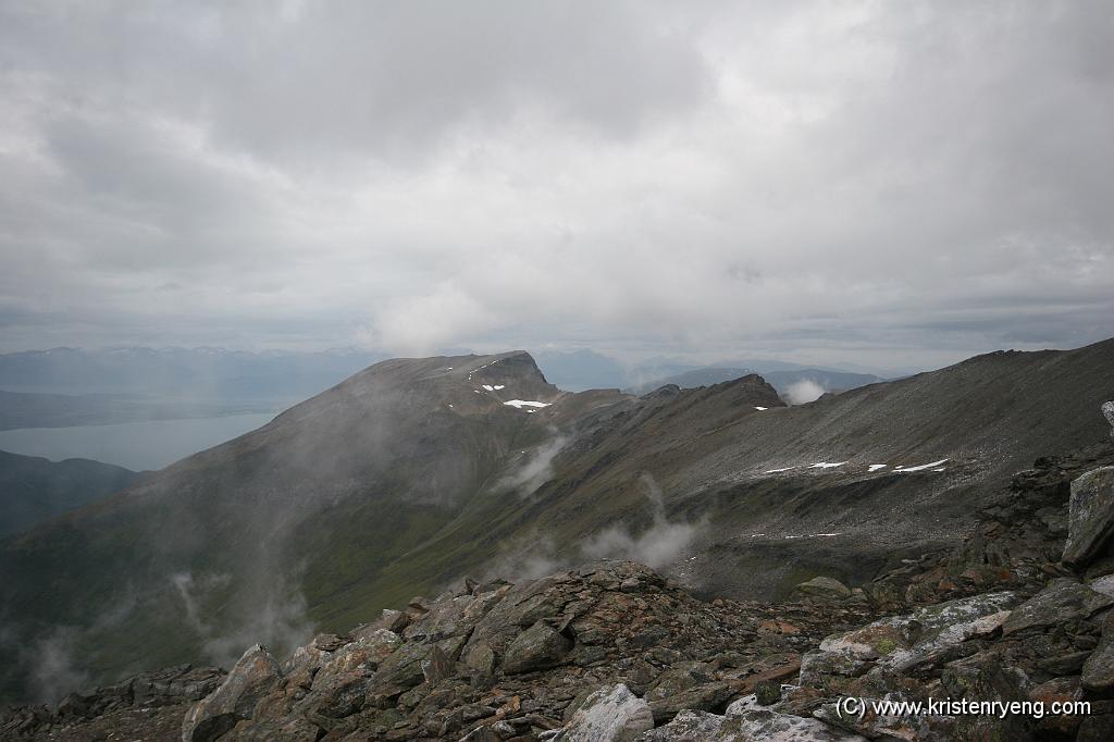 IMG_0355.JPG - Gorzelvtinden ytterst til venstre med ryggen mot høyre som leder mot Tverrbotnfjellet.