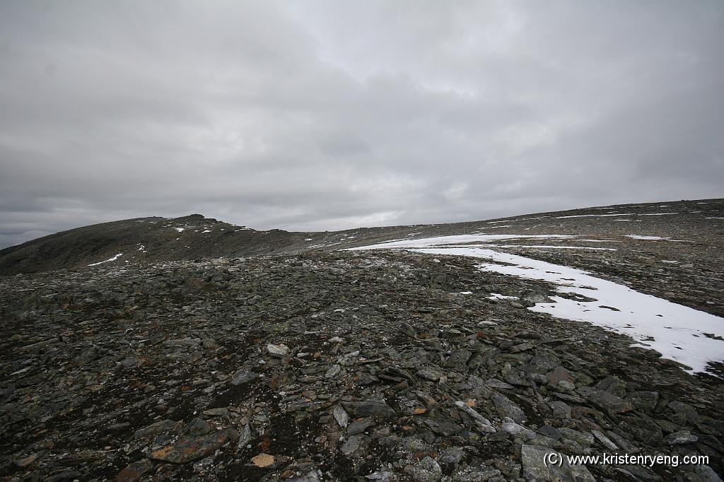 IMG_0364.JPG - Toppvarden er plassert til venstre i bildet og måler 1299 moh. Til høyre og noe ut av bildet ligger punkt 1282 moh, på noen kart omtalt som Pernilsfjellet.