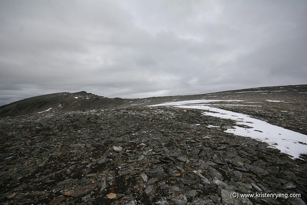 IMG_0364.JPG - Toppvarden er plassert til venstre i bildet og måler 1299 moh. Til høyre og noe ut av bildet ligger punkt 1282 moh, på noen kart omtalt som Pernilsfjellet.