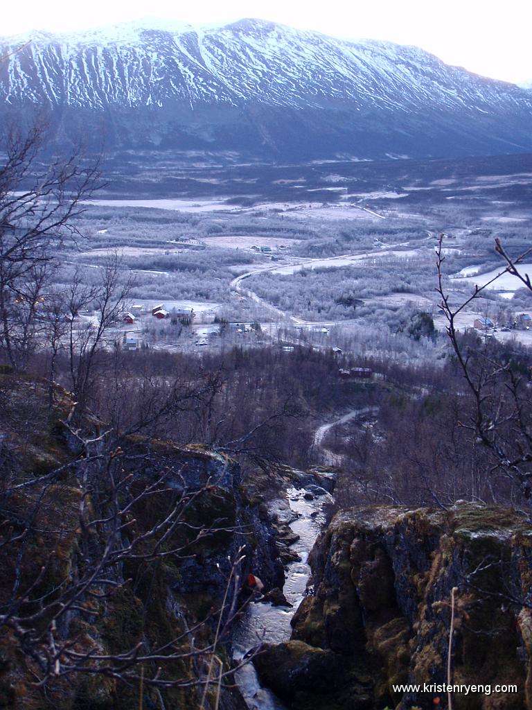 PB110011.JPG - Fra veikrysset midt i bildet går ruten opp langs grusveien, og deretter på østsiden av Tverrelva hvor det går en liten sti.