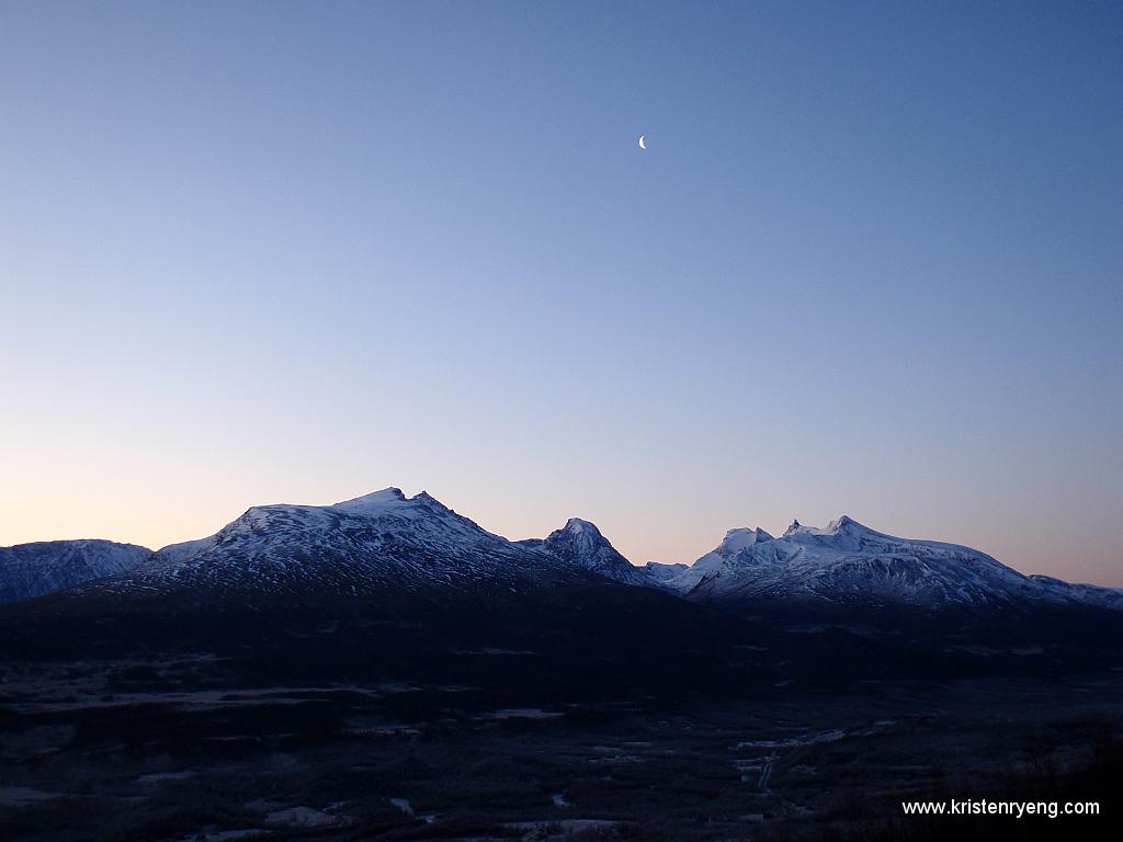 PB110022.JPG - En kald, klar morgen. Her med utsikt tilbake over Breivikeidet. Stormheimfjellet litt til venstre for midten. Hamperokken ses i høyre kan av bildet med sin karakteristiske topp.