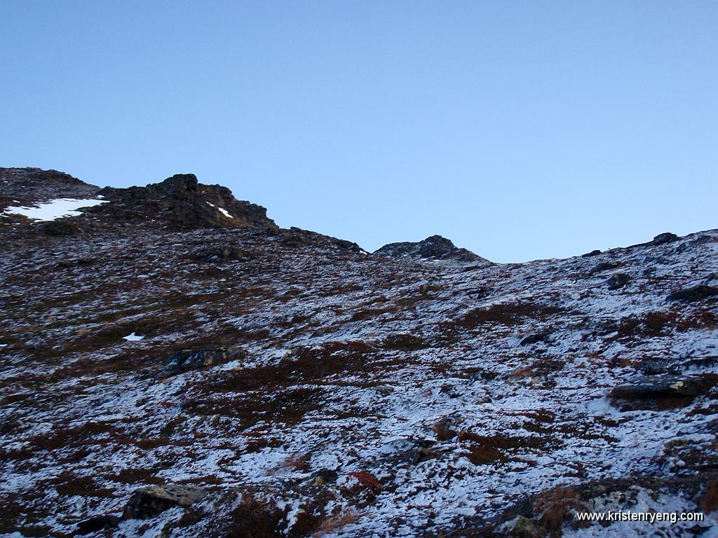 PB110033.JPG - Den første snøen melder sin ankomst idet den værste bakken opp langs ryggen er unnagjort. Graselvtinden (800 moh) ses bak litt til høyre.