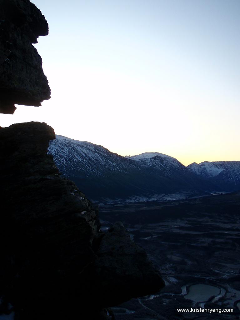 PB110051.JPG - Breivikelva nede til høyre. Nakkedalen med Nakkefjellene midt i bildet.