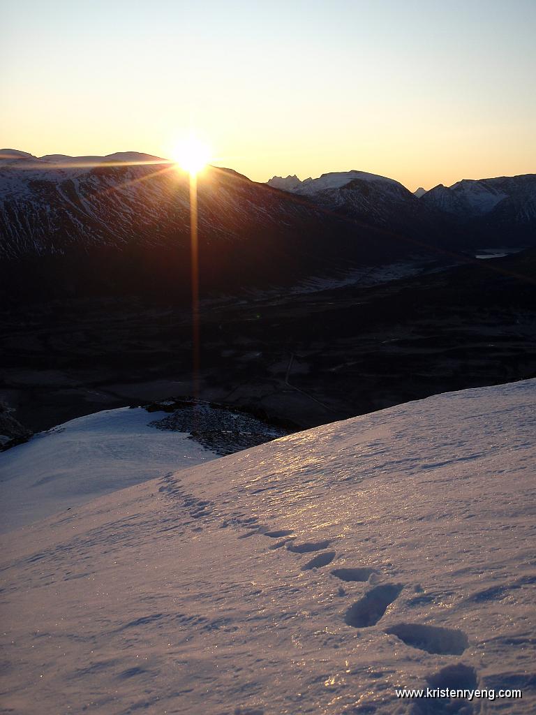 PB110058.JPG - Solen strekker seg over Lavangstinden i fjellkjeden Nakkefjellet. Godt med litt psykisk varme på en kald dag i fjellet.