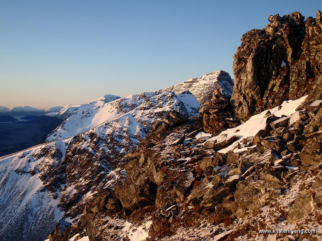 PB110064.JPG - Flott landskap. Her med Tverrelvtindene i front, Langdaltinden midt i bildet, og Finnheimfjellet bak og litt til høyre i bildet. Utsikt i venstre kant av bildet mot Ramfjorden.