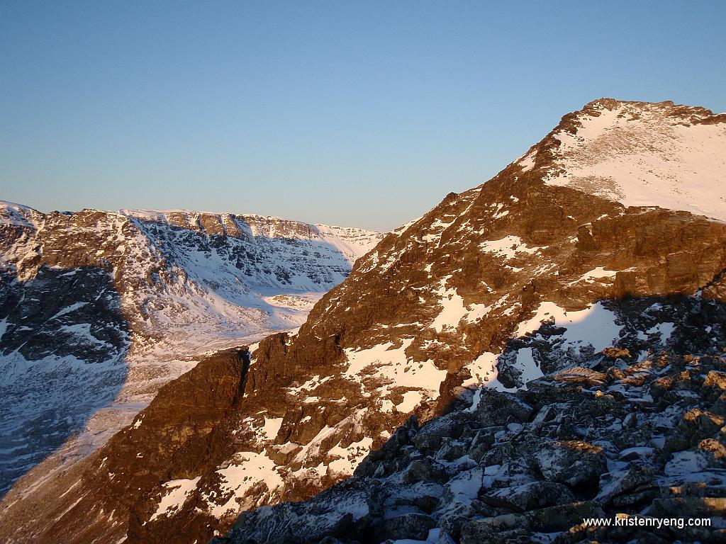 PB110066.JPG - Fra Tverrelvtindene ses høyde 1017 oppe til høyre i bildet. Langdalen nede til venstre.