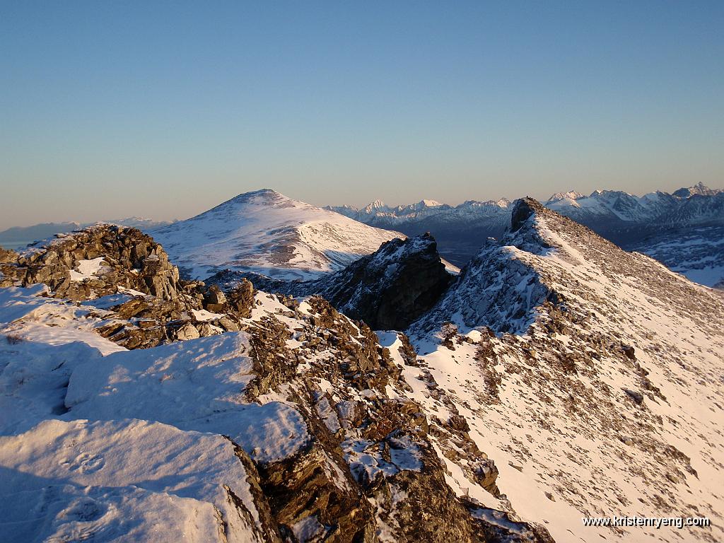 PB110087.JPG - Fra toppen av høyde 1017. Her med utsikt mot høyde 1022 og Stortuva (1109 moh) bak til venstre.