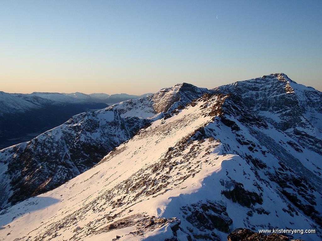 PB110114.JPG - Utsikt tilbake mot høyde 1017 med Langdaltindene og Finnheimfjellet bak.