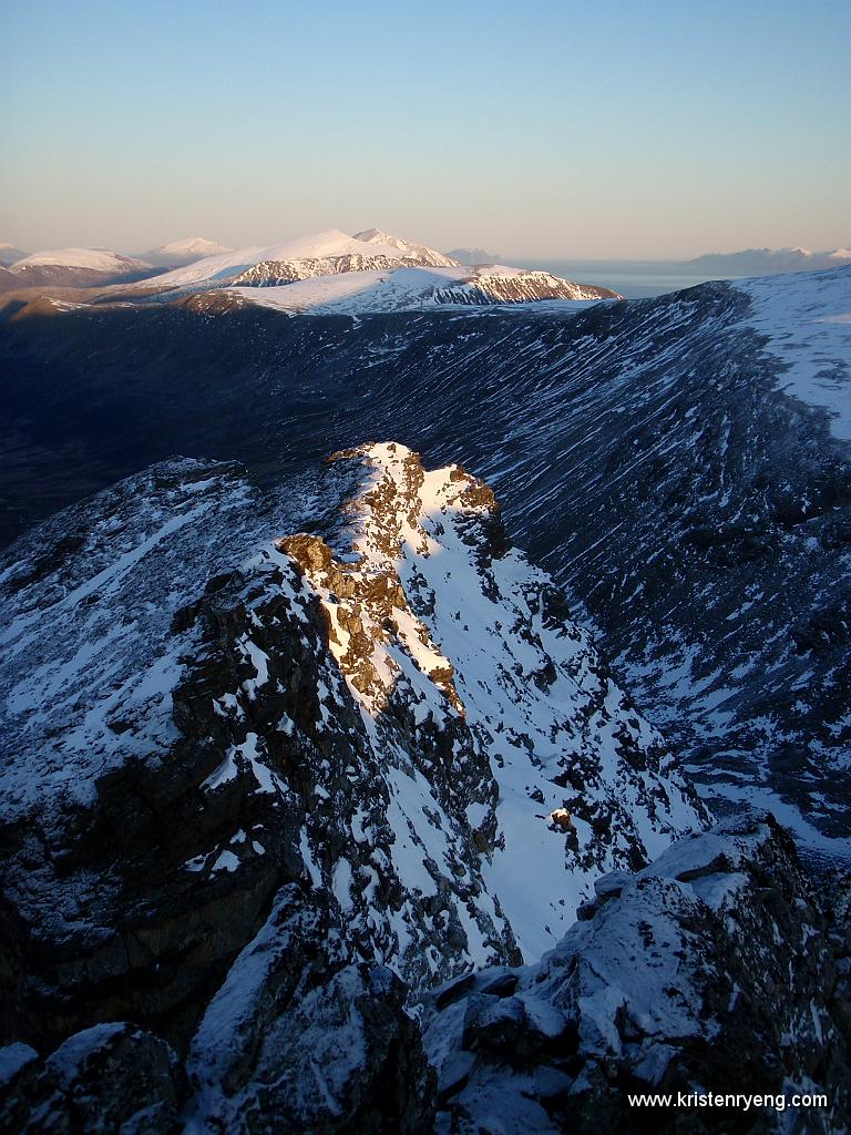 PB110120.JPG - Utsikt mot nord. Her ses Ullstinden og Svarthammarfjellet bak.