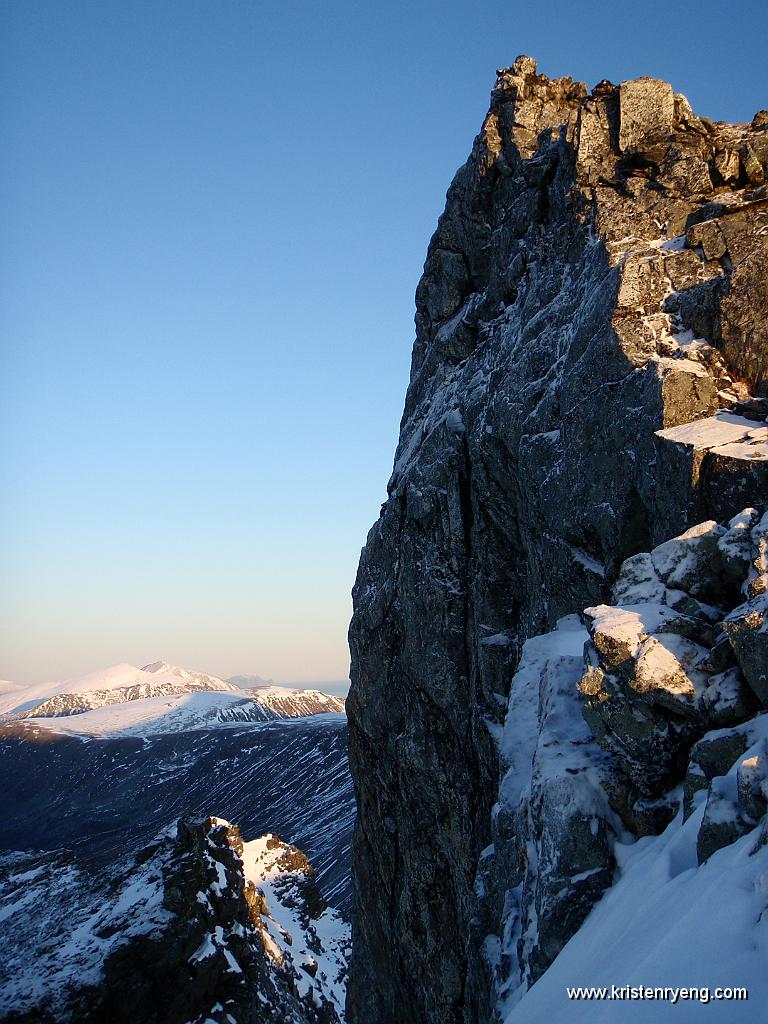 PB110130.JPG - Høyde 1022 oppe til høyre. Luftig og flott!