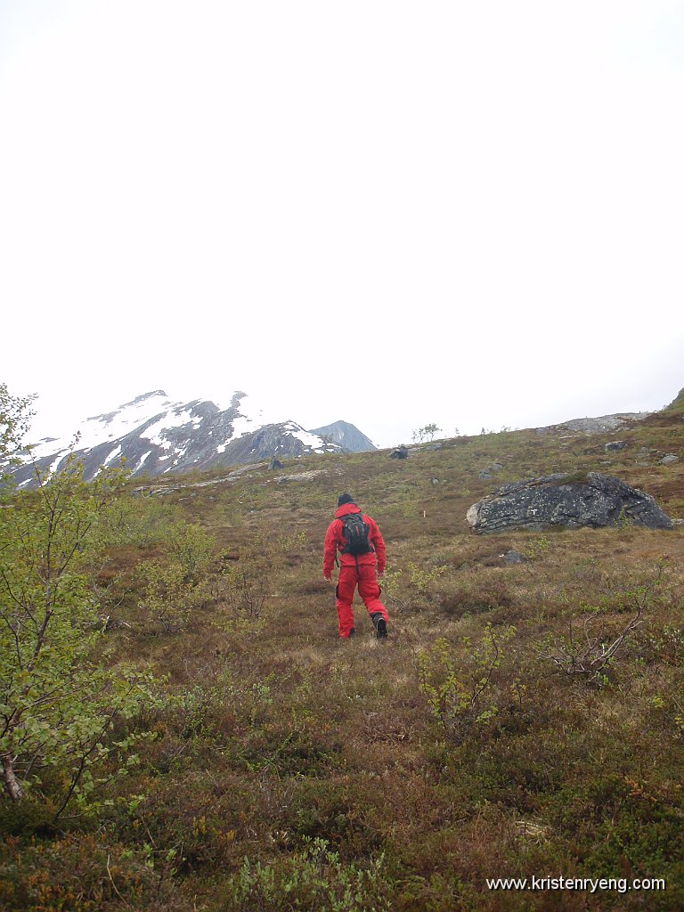 P6150073.JPG - Lars på vei oppover mot første stigningen.