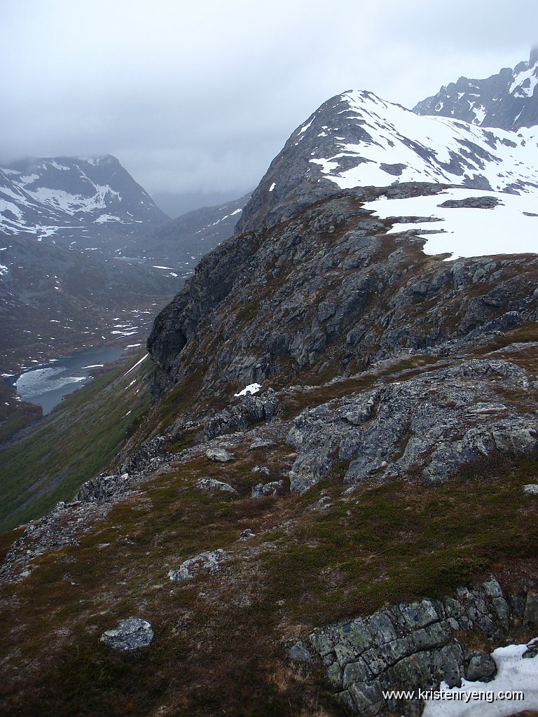 P6150099.JPG - Ryggen videre til toppen. Dalen nede til venstre er Kråkskardet, med øvre Kråkskartvatn.