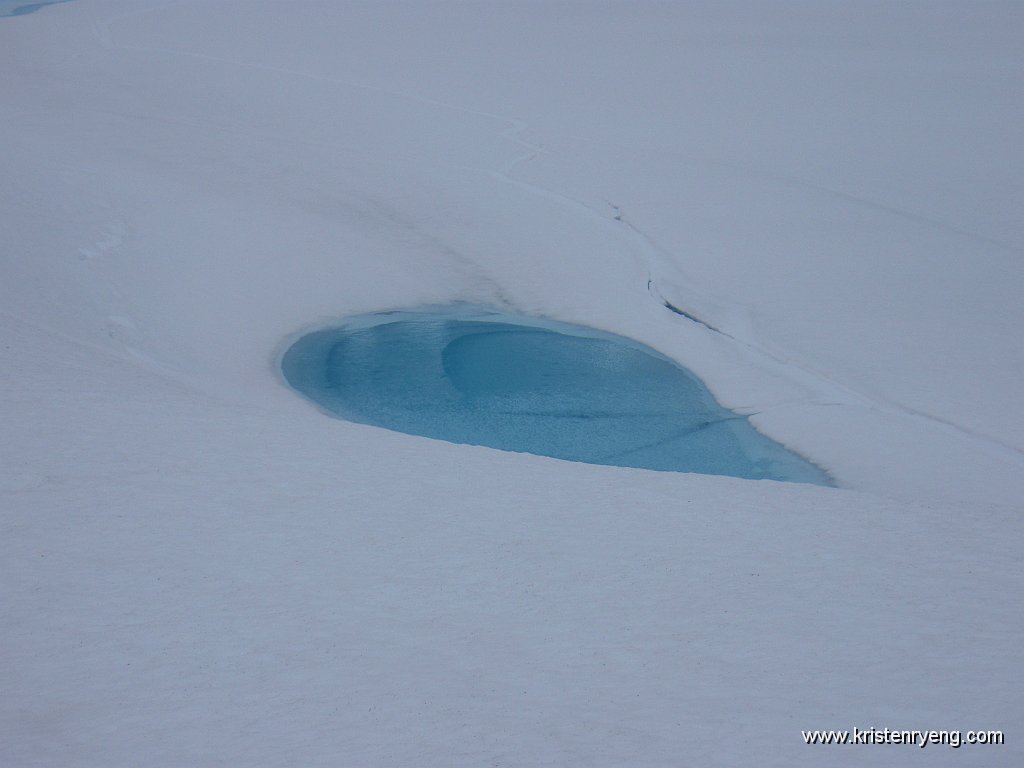 P6150103.JPG - Blått lys i Tverrfjellvannet hvor isen såvidt har startet å slippe taket midt i juni...
