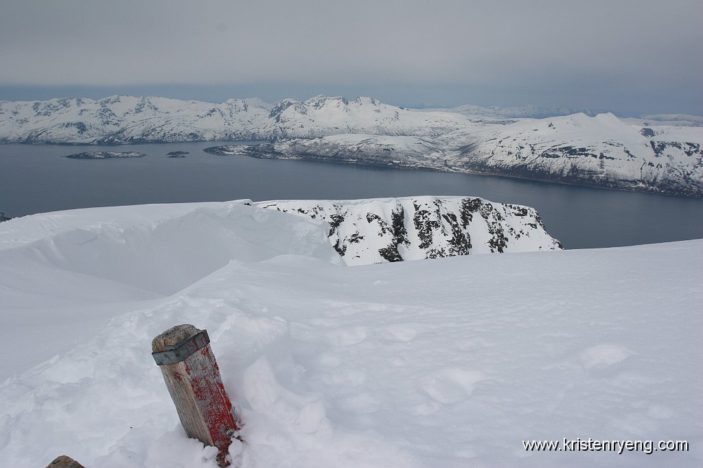 IMG_0075.JPG - Toppvarden med utsikt mot Ringvassøya (bakerst), Nipøya (liten øy til venstre midt i fjorden) og Reinøya (fremst til høyre).