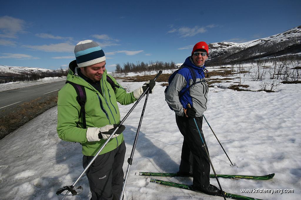 IMG_0002.JPG - Frank og Håvard klargjør utstyr. Frank klinket til med fjellski - ikke værst!