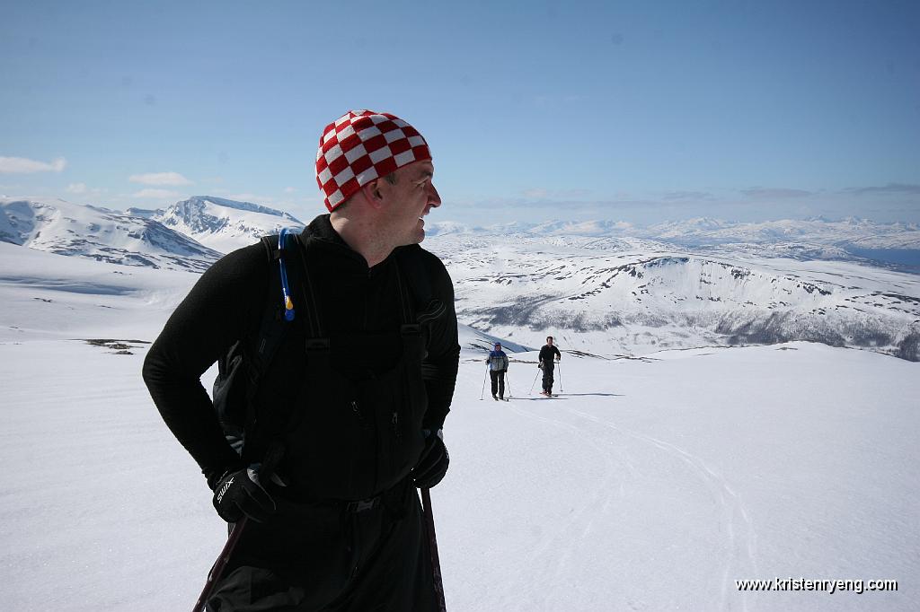 IMG_0072.JPG - Trond Bjørnar nyter utsikten mot Ringvassøy. Frank og Håvard på vei opp bak.