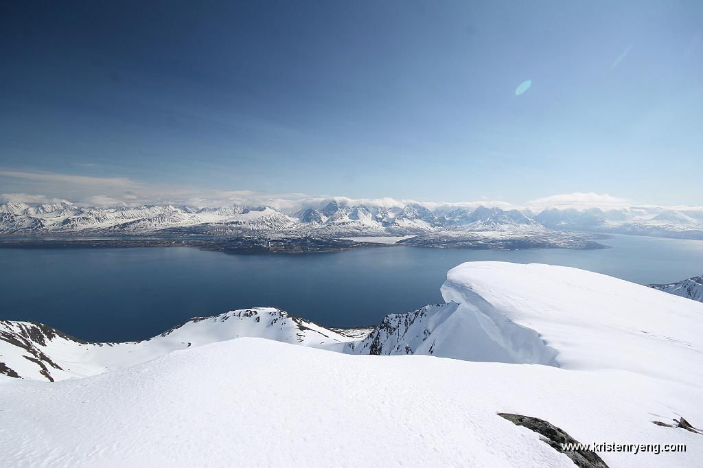 IMG_0105.JPG - Utsikt mot Lyngen. Vi ser Jægervatnet hvor isen er i ferd med å smelte midt i bildet.