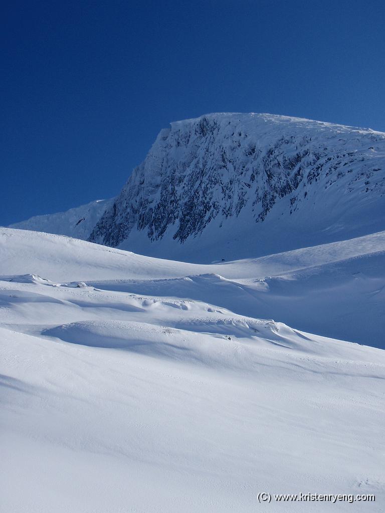 P3180292.JPG - Utsikt mot Vardtindens søndre rygg. Her står det en varde på 1019 moh.