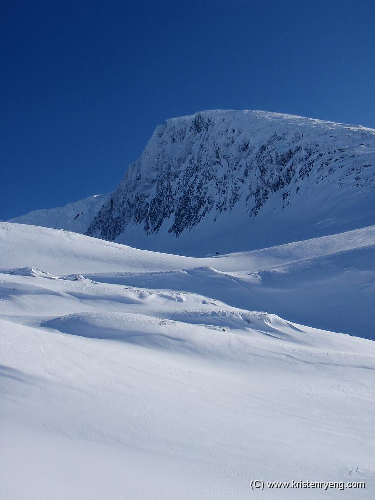 P3180292.JPG - Utsikt mot Vardtindens søndre rygg. Her står det en varde på 1019 moh.