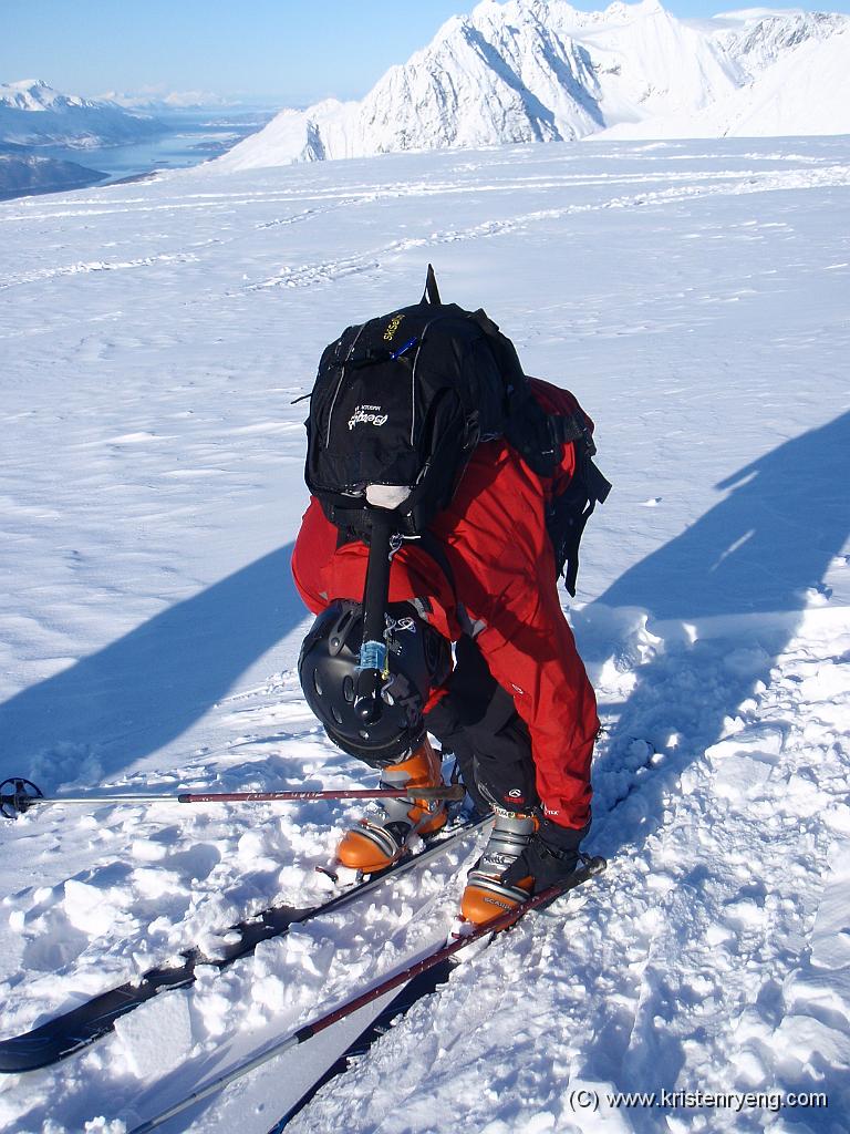 P3180303.JPG - Trond Bjørnar tilbake etter et kort vindfult og kaldt besøk på toppen. Kristen og Eirik hadde i mellomtiden klønet rundt med skiseil på platået. Drømmen om å seile til toppen brast for denne gang. Jaja...