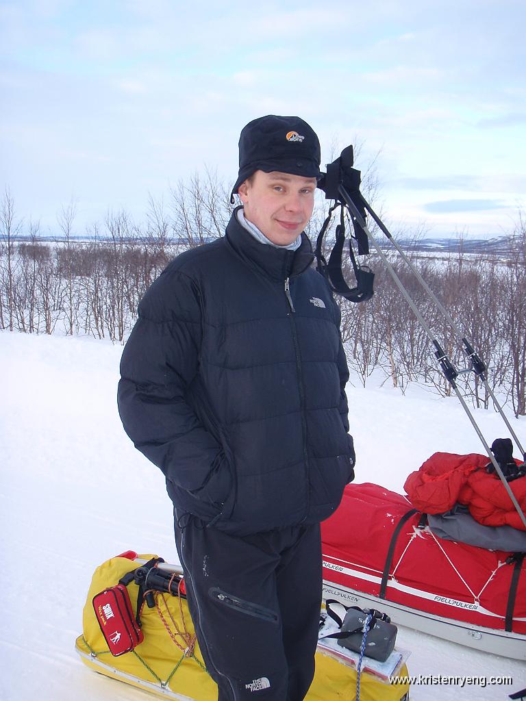 P3040144.JPG - Frank venter tålmodig på Kautokeino Taxi.