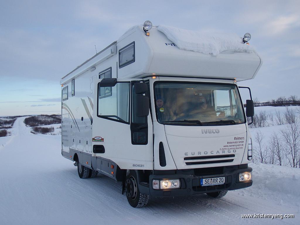 P3040146.JPG - Mens vi ventet dukket denne bobilen opp. De skulle inn mot gruvene for å studere nordlys aktivitet, men hadde ikke regnet med at veien inn IKKE var brøytet ! Nedtur kan man vil si ?