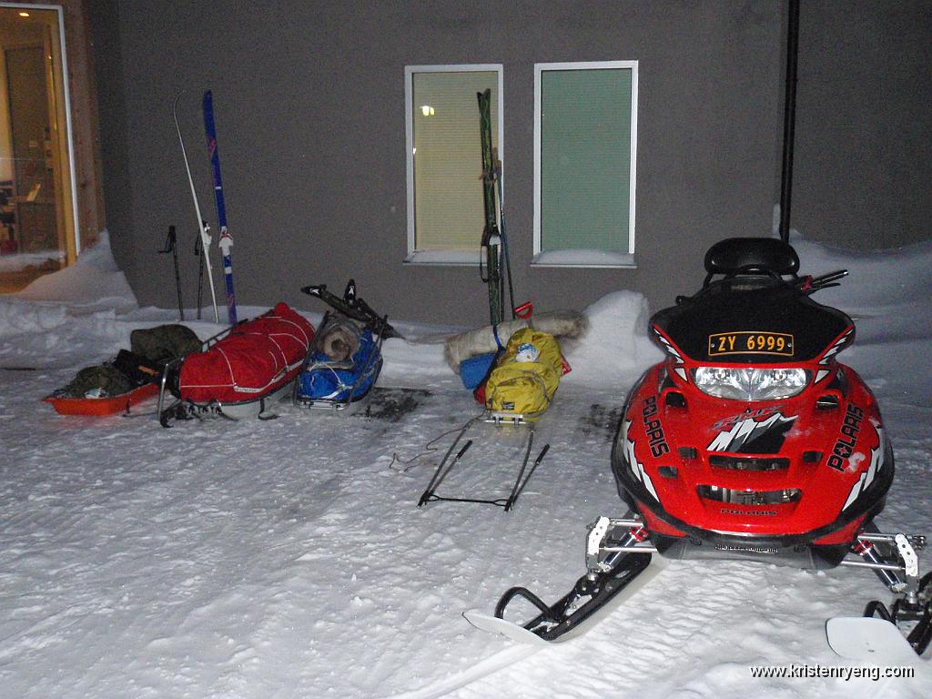 P3040154.JPG - Staselig parkert på lik linje med andre scootere og kjøretøy utenfor hotellet.