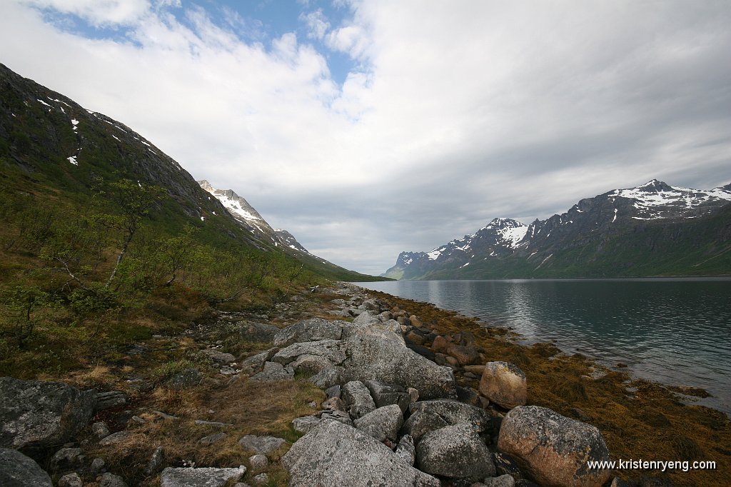 IMG_0004.JPG - Ersfjorden mot vest. Ytterst ses Skamtinden (ca midt i bildet).