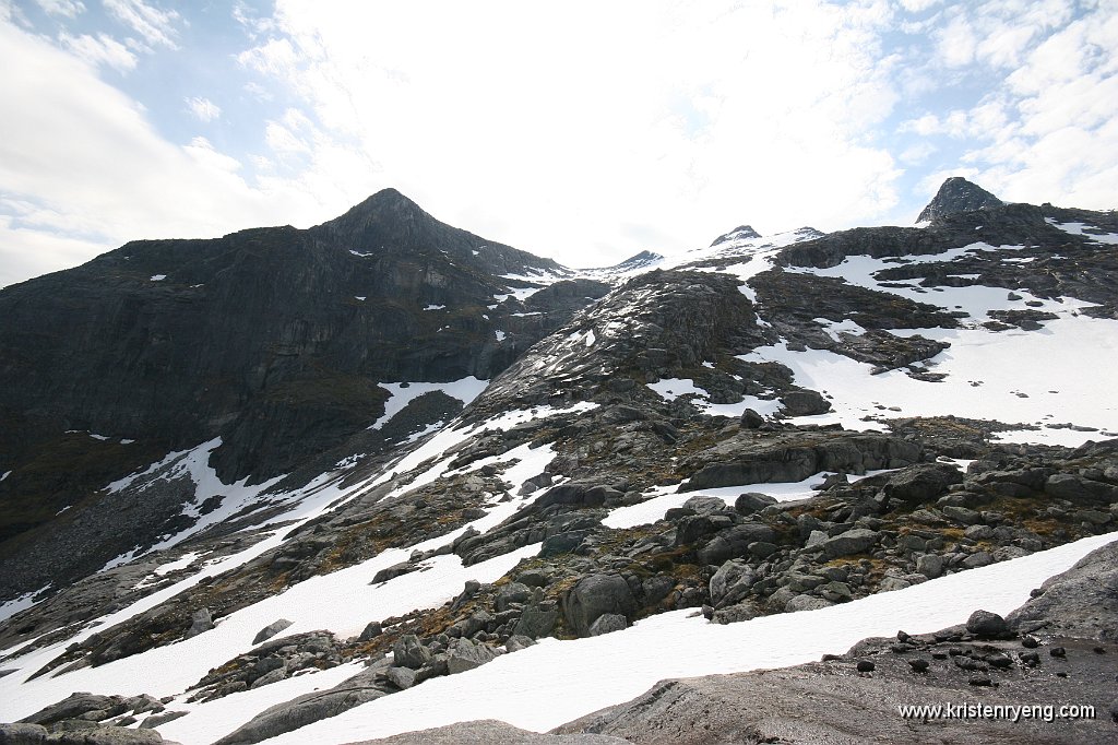 IMG_0087.JPG - Utsikt mot klyngen med topper i området rundt Storsteinnestinden.