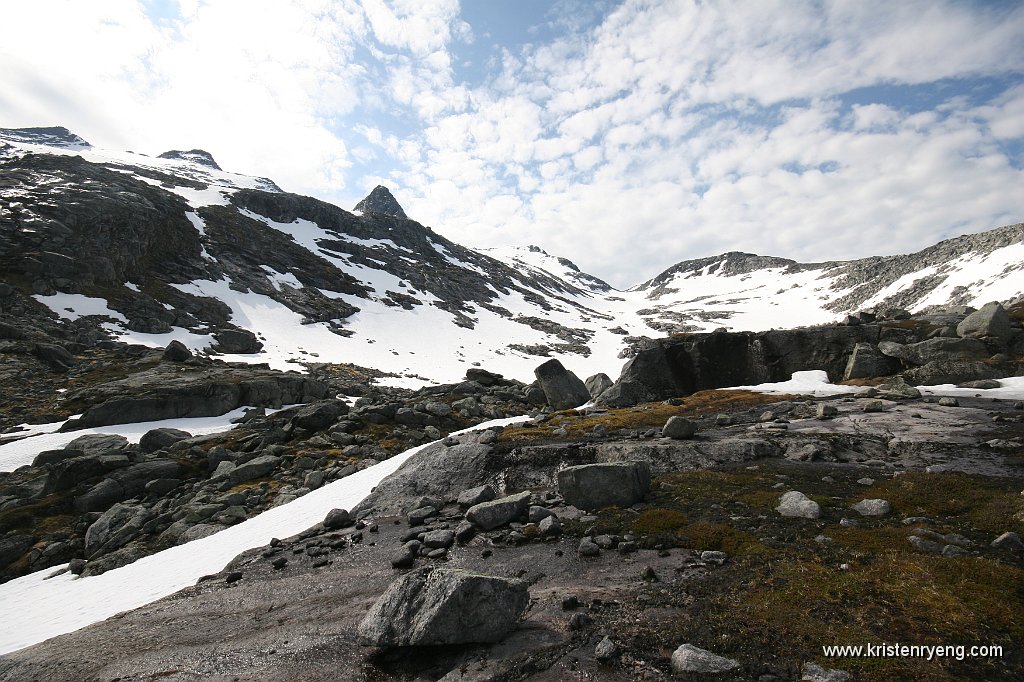 IMG_0089.JPG - Dalføret øverst i Storsteindalen gir enkel tilgang til flere topper. Storsteinnestindan, navnløse topper 957 og 957, samt Leirholstinden.