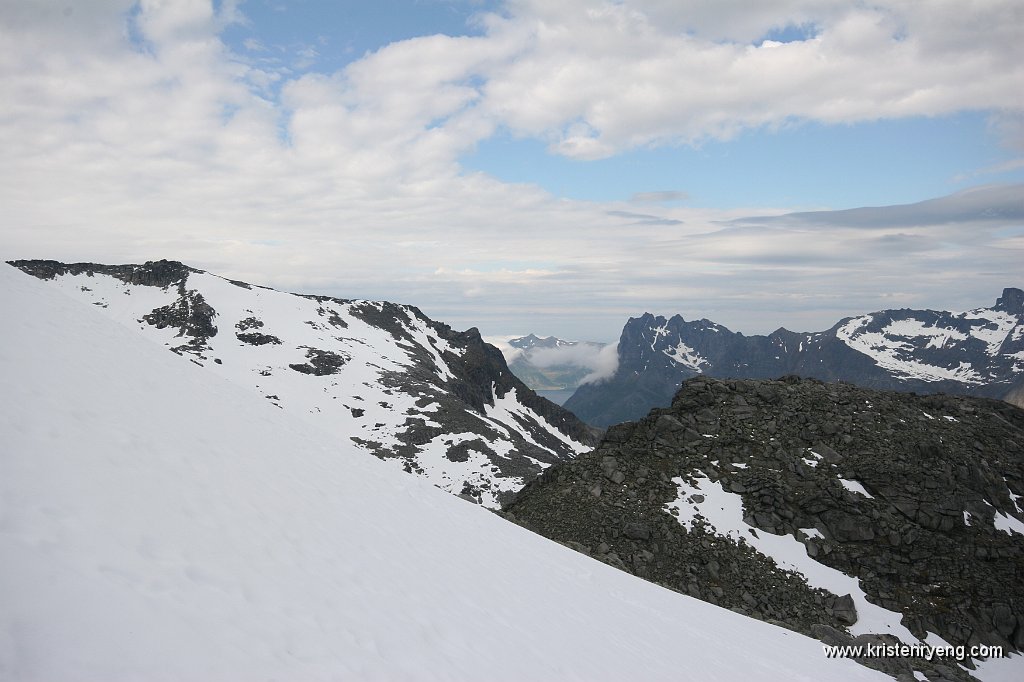 IMG_0136.JPG - Utsikt mot Skamtinden som ligger ytters i Ersfjorden.